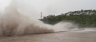 Hải Phòng: Nước biển dâng cao, sóng đánh tràn bờ tại Đồ Sơn