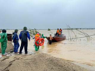 Nghệ An: Kịp thời giải cứu 2 người dân bị lật thuyền trên sông Lam