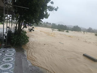 Lũ lên nhanh, thuỷ điện Hòa Bình mở cửa xả đáy