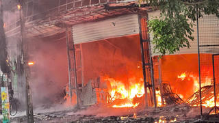 Thanh Hóa: Cháy cửa hàng sách, lửa bốc lên ngùn ngụt