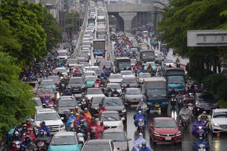 Người dân Hà Nội chật vật di chuyển trong mưa lớn do bão Bualoi