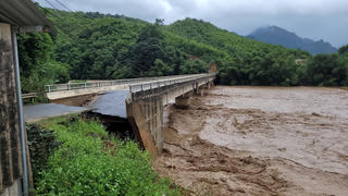 Thanh Hóa: Giao thông miền núi chia cắt vì sập đường, cầu sụt lún