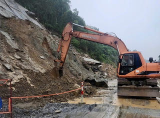 Đà Nẵng: Khẩn trương khắc phục sạt lở, đảm bảo giao thông sau bão
