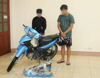 Hà Tĩnh: Bắt 2 thiếu niên trộm xe máy trong lúc người dân sơ tán tránh bão 