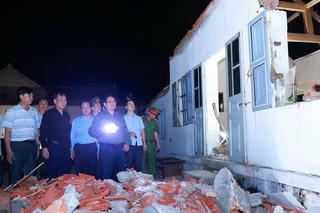 Thủ tướng thăm hỏi người dân bị thiệt hại do lốc xoáy tại Ninh Bình