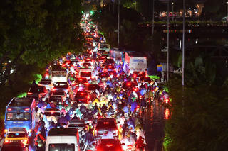 Sau trận mưa kéo dài cả ngày, giao thông Hà Nội ùn tắc nghiêm trọng