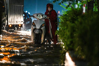 Người Hà Nội vẫn lội nước 'bì bõm' về nhà trong đêm