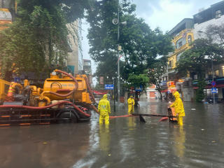 Đường Hà Nội ngập 'thành sông', công nhân thoát nước 'oằn mình' làm việc