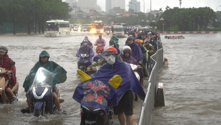 Ảnh hưởng hoàn lưu bão Bualoi, đường phố Hà Nội ngập úng, hàng loạt  phương tiện chết máy 