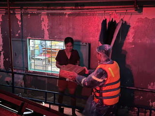 Công an Hà Nội hỗ trợ bà con ứng phó bão số 10 trên sông Hồng