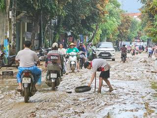 Người dân vùng lũ xứ Thanh dọn dẹp bùn đất sau khi nước rút