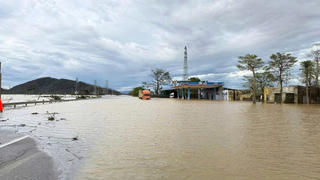 Quốc lộ 1A đoạn qua Hà Tĩnh ngập sâu, giao thông tê liệt