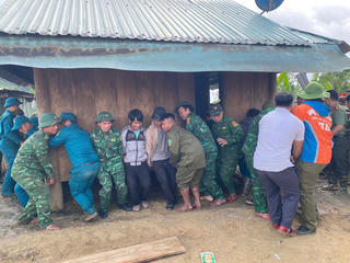 Đà Nẵng: Những “thần đèn” của vùng sạt lở núi