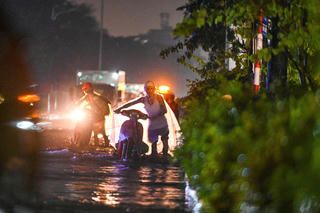 22h ngày 30/9, Hà Nội vẫn còn rất nhiều điểm ngập do mưa bão