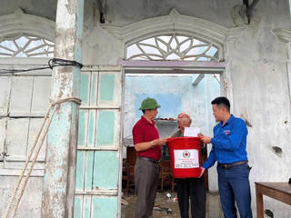 Hội Chữ thập đỏ Việt Nam cứu trợ khẩn cấp 4 tỉnh bị thiệt hại do bão số 10
