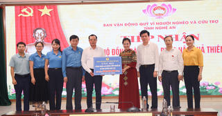 Tổng Liên đoàn Lao động Việt Nam ủng hộ tỉnh Nghệ An 500 triệu đồng khắc phục bão lũ