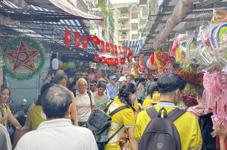 TP Hồ Chí Minh: Phố lồng đèn Chợ Lớn rực rỡ trước tết Trung thu