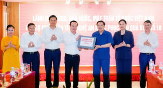 Trưởng Ban Nội chính Trung ương Phan Đình Trạc trao hỗ trợ khắc phục hậu quả bão số 10 tại Nghệ An