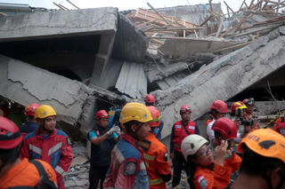 Indonesia nỗ lực tìm kiếm các học sinh mất tích trong vụ sập trường