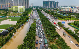 Hình ảnh Đại lộ Thăng Long ngập úng, giao thông ùn tắc kéo dài