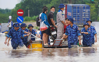 Cảnh sát biển dùng phà tự chế, hỗ trợ người dân Hà Nội di chuyển qua vùng ngập sâu 
