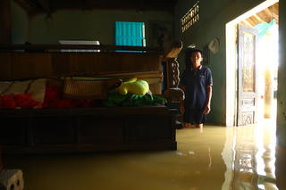 Nước sông Bùi dâng cao, người dân 'rốn lũ' Hà Nội bị nước tràn vào nhà cao gần 1m