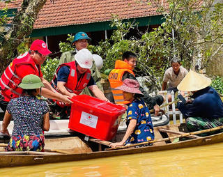 Trung ương Hội Chữ thập đỏ Việt Nam cứu trợ khẩn cấp đợt 2 cho đồng bào vùng lũ 