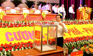 Đại biểu tham dự Đại hội Đảng bộ tỉnh Gia Lai ủng hộ đồng bào bị thiệt hại do cơn bão số 10