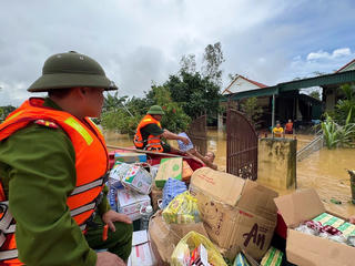 Kịp thời hỗ trợ nhu yếu phẩm cho người dân vùng lũ Nghệ An