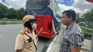 Công an TP Hồ Chí Minh xử lý hàng loạt xe khách dừng đỗ sai quy định