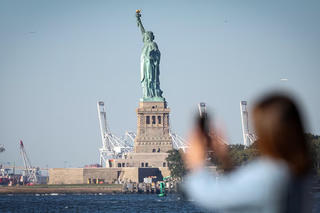 Nhà Trắng đóng băng ngân sách cho các bang Dân chủ