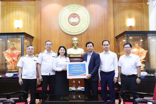 Chung tay hướng về người dân vùng lũ