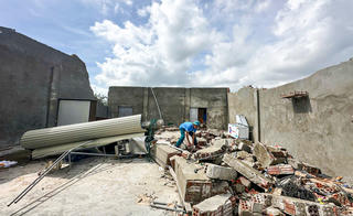 Người cha trở về sau bão và khoảnh khắc nghẹn lòng bên tổ ấm