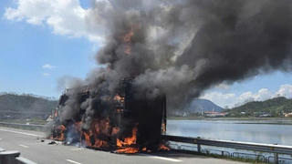 Xe tải cháy ngùn ngụt trên cao tốc Bắc - Nam đoạn qua Nghệ An