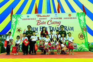 Bộ đội Biên phòng Đắk Lắk và Báo Đại đoàn kết mang Trung thu đến với trẻ em nơi làng biển Vũng La