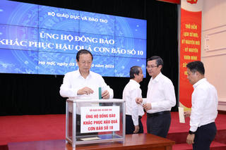 Ngành Giáo dục ủng hộ đồng bào khắc phục hậu quả bão số 10