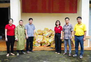 Ủy ban MTTQ Việt Nam tỉnh Tuyên Quang phối hợp với Hội Chữ thập đỏ trao 1.000 suất quà cho nhân dân vùng lũ lụt
