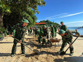 Đà Nẵng: Bộ đội giúp dân khắc phục hậu quả sau mưa bão