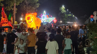 Đèn lồng rực rỡ sắc màu tại Lễ hội Trung thu ở Thái Nguyên