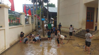 Những đứa trẻ 'nhỏ bé' giữa ngổn ngang bùn đất