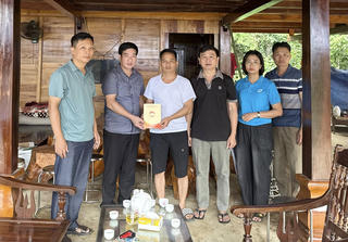 Mặt trận Tuyên Quang hỗ trợ thân nhân các nạn nhân tử vong do lũ