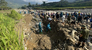Lào Cai: Khẩn cấp huy động tổng lực làm kè bảo vệ làng