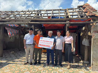 Hỗ trợ nhân dân 2 xã ven biển Hà Tĩnh khắc phục hậu quả bão số 10