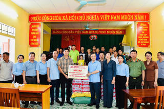 Lãnh đạo tỉnh Tuyên Quang kiểm tra công tác ứng phó mưa lũ và trao quà hỗ trợ nhân dân