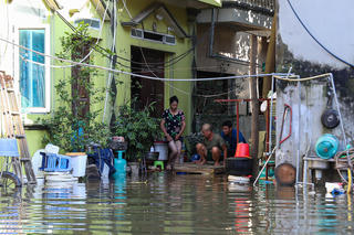 Hà Nội: 5 ngày nước chưa rút, người dân chật vật xoay sở