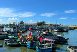 Gia Lai: Tàu cá bị tàu lạ tông chìm 