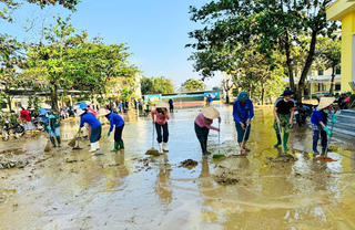 Trường học vùng lũ ở Hà Tĩnh khẩn trương dọn bùn, sẵn sàng đón học sinh