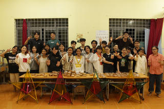 Những đứa trẻ vùng cao tự thắp sáng mùa trăng