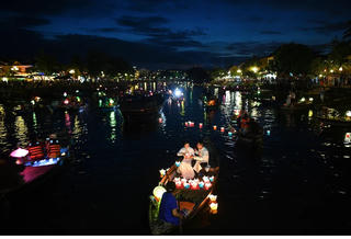 Châu Á chờ đón trăng tròn dịp Tết Trung thu