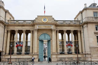 Chính phủ Pháp đóng cửa sau vài giờ được công bố